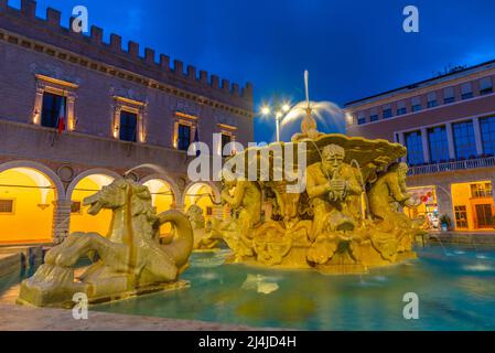 Vue au lever du soleil sur le Palazzo Ducale dans le centre de Pesaro, Italie. Banque D'Images