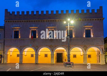 Vue au lever du soleil sur le Palazzo Ducale dans le centre de Pesaro, Italie. Banque D'Images