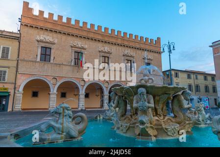 Vue au lever du soleil sur le Palazzo Ducale dans le centre de Pesaro, Italie. Banque D'Images