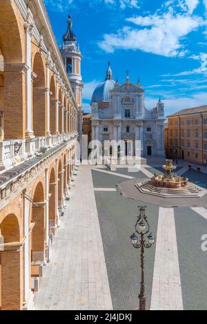 Piazza della Madonna et le Sanctuaire de la Maison Sainte de Loreto en Italie. Banque D'Images