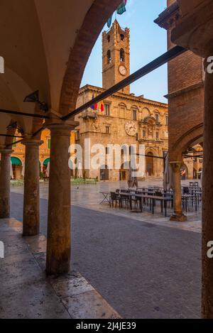 Vue au lever du soleil sur le Palazzo dei Capitani del Popolo dans la ville italienne Ascoli Piceno. Banque D'Images