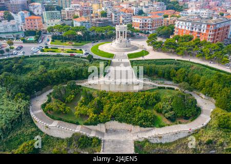 Vue aérienne du mémorial de guerre dans la ville italienne d'Ancona. Banque D'Images