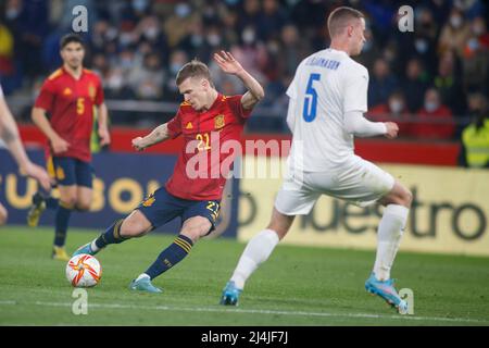 Dani Olmo (L), joueur de milieu de terrain espagnol, se bat pour le ballon avec Birkir Bjarnason (R), joueur de milieu de terrain islandais, pendant l'Espagne et l'Islande Banque D'Images