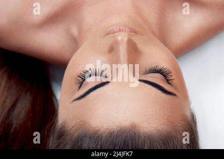 Procédure d'extension des cils. Belle femme avec de longues laisses dans un salon de beauté Banque D'Images