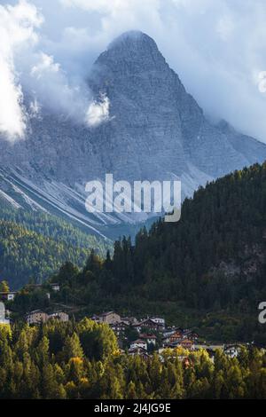 Sassolungo di Cibiana : l'un des sommets les plus pittoresques de Cadore et des Dolomites de Belluno, près de la ville de Cibiana di Cadore, Vénétie, Italie - octobre 2 Banque D'Images