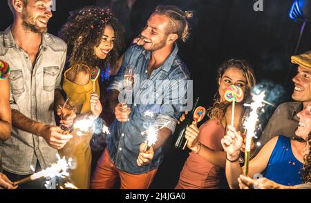 Amis multiraciaux ayant bu plaisir à la fête d'été - les jeunes buvant et dansant après la fête en boîte de nuit - Friendship conc Banque D'Images