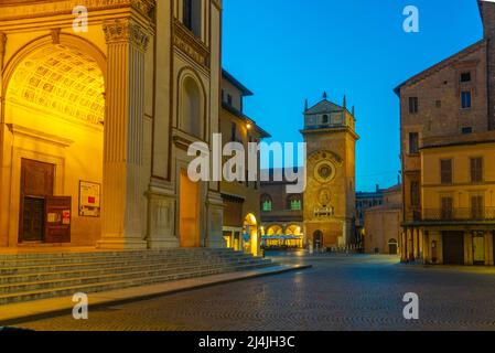 Vue au lever du soleil sur le Palazzo della Ragione dans la ville italienne de Mantua. Banque D'Images