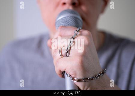 Un homme parle dans un microphone en gros plan. Journée mondiale de la liberté de la presse. Banque D'Images