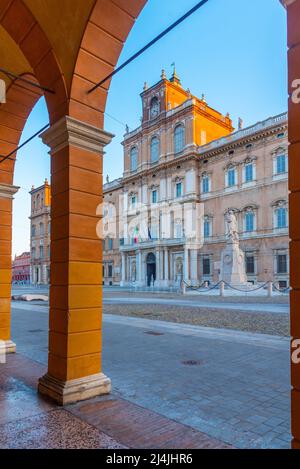 Palazzo Ducale vue à travers une arcade dans la ville italienne de Modène. Banque D'Images