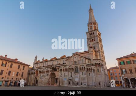 Vue au lever du soleil sur la cathédrale de Modène et la tour de Ghirlandina en Italie. Banque D'Images