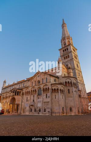 Vue au lever du soleil sur la cathédrale de Modène et la tour de Ghirlandina en Italie. Banque D'Images