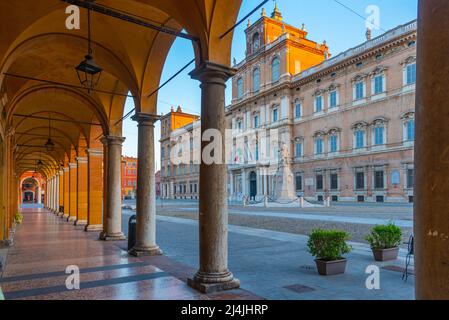 Palazzo Ducale vue à travers une arcade dans la ville italienne de Modène. Banque D'Images