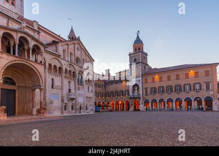 Vue au lever du soleil sur le Palazzo Comunale dans la ville italienne de Modène. Banque D'Images