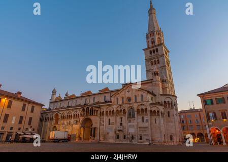 Vue au lever du soleil sur la cathédrale de Modène et la tour de Ghirlandina en Italie. Banque D'Images