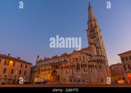 Vue au lever du soleil sur la cathédrale de Modène et la tour de Ghirlandina en Italie. Banque D'Images