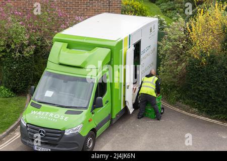 Camion de livraison et chauffeur de Waitrose & Partners - notre magasin est à votre porte dans le sud-ouest de Londres, en Angleterre, au Royaume-Uni Banque D'Images