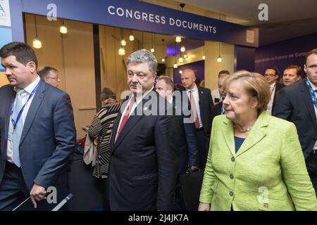 30 mars 2017, Saint-Julien, Malte: Chancelière de la République fédérale d'Allemagne Angela Merkel (R) et présidente de l'Ukraine Petro Porochenko (C) lors du congrès du Parti populaire européen (PPE) à Malte. (Credit image: © Mykhaylo Palinchak/SOPA Images via ZUMA Press Wire) Banque D'Images