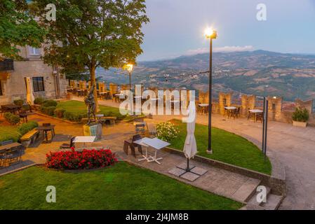 Vue au lever du soleil sur un petit parc à Citta di San Marino. Banque D'Images