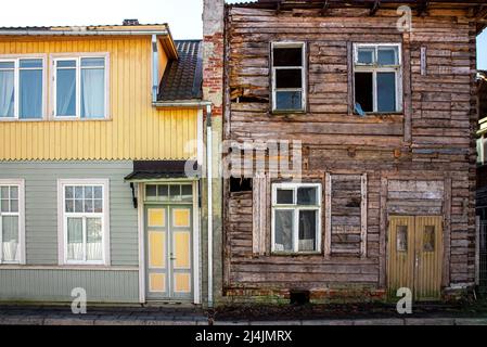 Ancien immeuble de deux étages en bois autour de 1940-1950, un côté est rénové et l'autre abandonné. Pare-feu en brique de pierre entre les appartements. Banque D'Images