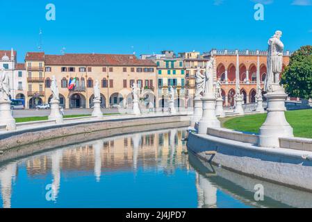 Statues entourant Prato della Valle dans la ville italienne de Padoue. Banque D'Images