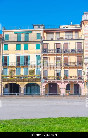 Maisons colorées à la Piazza Prato della Valle dans la ville italienne de Padoue. Banque D'Images