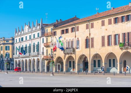 Maisons colorées à la Piazza Prato della Valle dans la ville italienne de Padoue. Banque D'Images