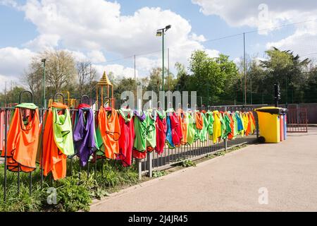 Gilets et maillots de sport colorés pour enfants, au Rocks Lane Multi Sports Center Banque D'Images