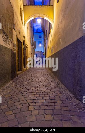 Vue nocturne des maisons historiques de la vieille ville de trente en Italie. Banque D'Images