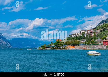 Vue aérienne de Lago di Garda en Italie. Banque D'Images