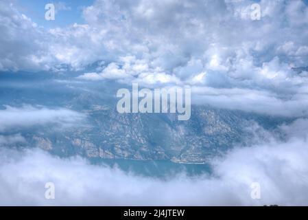 Vue panoramique sur Limone sul Garda depuis Monte Baldo en Italie. Banque D'Images