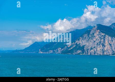 Vue aérienne de Lago di Garda en Italie. Banque D'Images