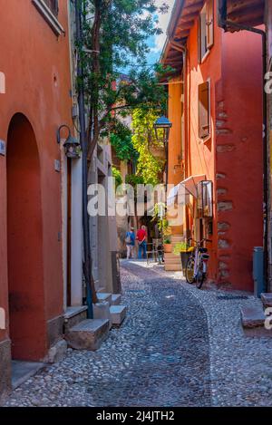 Les gens se promenent dans une rue de Malcesine en Italie. Banque D'Images