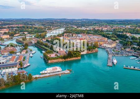 Vue aérienne de la ville italienne Peschiera del Garda. Banque D'Images