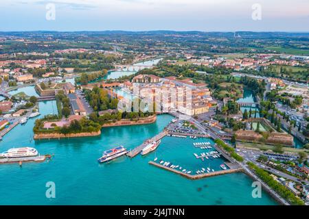 Vue aérienne de la ville italienne Peschiera del Garda. Banque D'Images