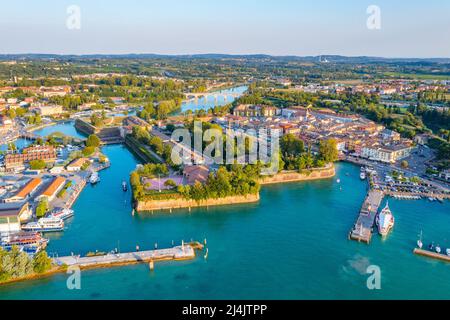 Vue aérienne de la ville italienne Peschiera del Garda. Banque D'Images