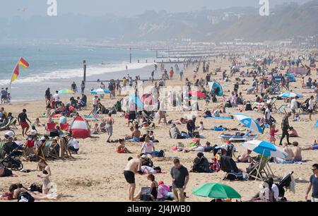 Les gens apprécient le beau temps à Bournemouth Beach à Dorset, le Royaume-Uni étant prévu pour une autre journée de temps chaud avant le dimanche de Pâques, après avoir connu le jour le plus chaud de l'année jusqu'à présent. Date de la photo: Samedi 16 avril 2022. Banque D'Images