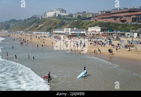 Les gens apprécient le beau temps à Bournemouth Beach à Dorset, le Royaume-Uni étant prévu pour une autre journée de temps chaud avant le dimanche de Pâques, après avoir connu le jour le plus chaud de l'année jusqu'à présent. Date de la photo: Samedi 16 avril 2022. Banque D'Images