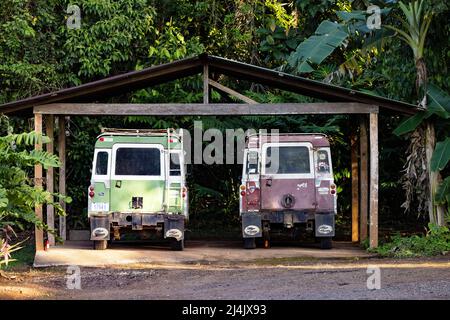 Camions 4x4 Land Rover d'époque - Eco-Lodge la Laguna del Lagarto, Boca Tapada, Costa Rica Banque D'Images