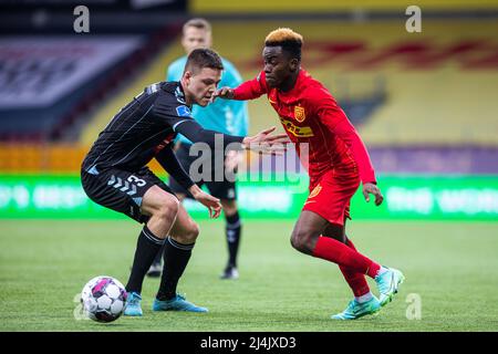 Farum, Danemark. 15th, avril 2022. Simon Adingra (17) du FC Nordsjaelland et Emil Holm (3) de Soenderjyske vus pendant le match Superliga de 3F entre le FC Nordsjaelland et Soenderjyske à droite de Dream Park à Farum. (Crédit photo: Gonzales photo - Dejan Obretkovic). Banque D'Images