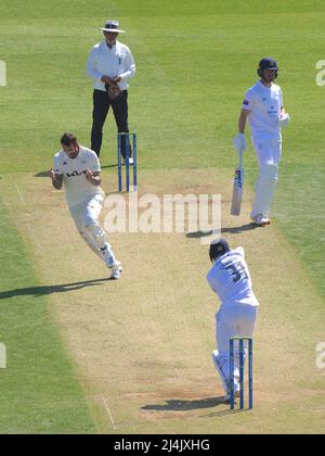 Londres, Royaume-Uni. 16th avril 2022. 16 avril 2022. Londres, Royaume-Uni. Le Jordan Clark de Surrey célèbre après avoir fait attraper Nick Gubbins du Hampshire par Ben Foakes dans les gains du Hampshire en 2nd alors que Surrey prend le Hampshire dans le championnat du comté au Kia Oval, troisième jour David Rowe/Alay Live News Banque D'Images