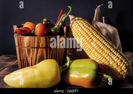 Épis de maïs frais avec piments et tomates légumes biologiques nourriture naturelle dans seau, mexicain Banque D'Images