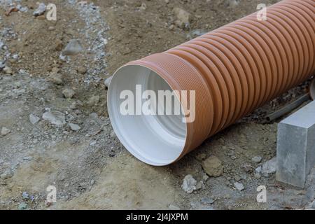 Fourniture d'eaux d'égout dans les tuyaux en polypropylène pour la pose de communications, Banque D'Images