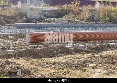 Préparation de la pose du tuyau d'égout sur la route de construction Banque D'Images