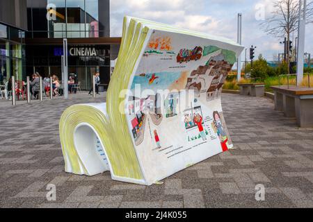 La guerre de jour est venue par Nicola Davies Chorley Town Center, Book Bench Trail; 'quelle est votre histoire, Chorley?' Banque D'Images