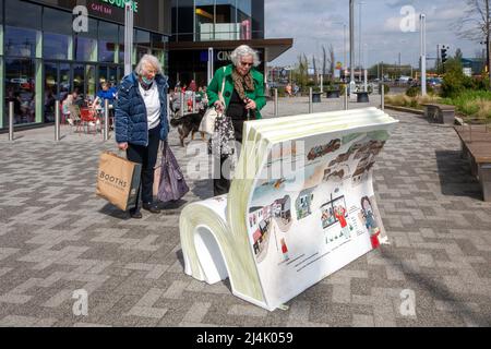 La guerre de jour est venue par Nicola Davies Chorley Town Center, Book Bench Trail; 'quelle est votre histoire, Chorley?' Banque D'Images