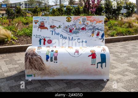 La guerre de jour est venue par Nicola Davies Chorley Town Center, Book Bench Trail; 'quelle est votre histoire, Chorley?' Banque D'Images