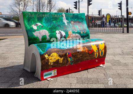 « The Great Kapok Tree » par Lynne Cherry Chorley Town Centre, Book Bench Trail; « quelle est votre histoire, Chorley? » Banque D'Images