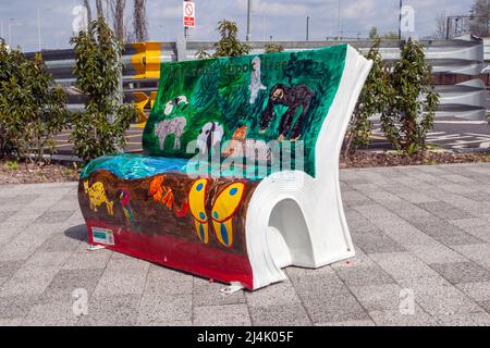 « The Great Kapok Tree » par Lynne Cherry Chorley Town Centre, Book Bench Trail; « quelle est votre histoire, Chorley? » Banque D'Images