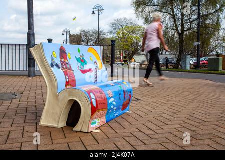 Vous êtes-vous déjà demandé ce que vous serez ? Par Junia Wonders Chorley Town Centre, Book Bench Trail; 'quelle est votre histoire, Chorley?' Banque D'Images