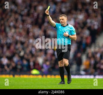 Hampden Park, Glasgow, Royaume-Uni. 16th avril 2022. Coupe écossaise demi-finale, coeurs de Midlothian contre Hibernian: Joe Newell de Hibernian glisse sur Peter Haring de coeur de Midlothian obtient un 2nd jaune et puis rouge de l'arbitre John Beaton et est envoyé hors crédit: Action plus Sports/Alay Live News Banque D'Images